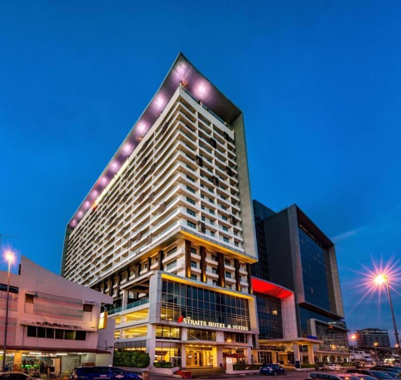 The Straits Suites By Ciconia Malacca Esterno foto